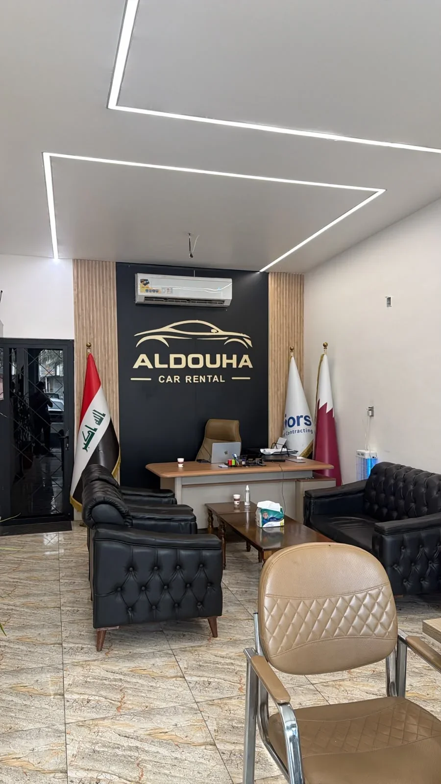 منطقة الاستقبال والجلوس داخل مكتب الدوحة لتأجير السيارات